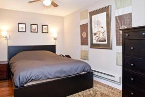 A bed or beds in a room at Private, 1-br Apt Near Golden Gate Park