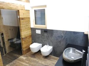 W łazience znajduje się umywalka, toaleta i umywalka. w obiekcie Nature luxury Chalet INSToul w mieście Lutago +33 zdjęcia