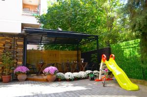 Ο χώρος παιχνιδιού για παιδιά στο Ara