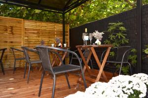 d'une terrasse avec une table, des chaises et une clôture. dans l'établissement Ara, à Skopje