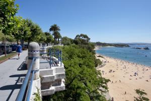 a view of a beach with people in the water at Apartamento Urieli in Santander