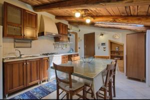 a kitchen with a table and chairs in a room at Le 8 campane 2 in Salerno