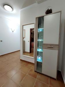 einen großen Spiegel in einem Zimmer mit Fliesenboden in der Unterkunft Vivienda vacacional in Puerto del Rosario