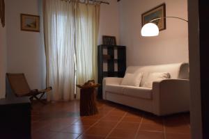un soggiorno con divano bianco e sedia di Casa Lorenza a Portovenere