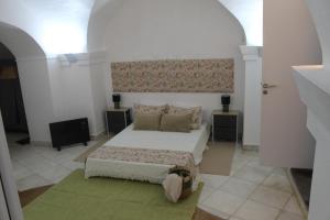 a bedroom with a bed and two night stands at Casa dos Tios in Veiros