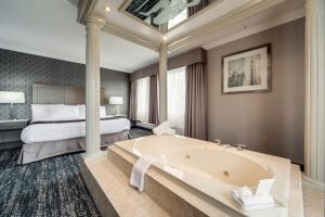 Voodi või voodid majutusasutuse Monte Carlo Inn Brampton toas