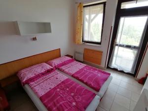 Posteľ alebo postele v izbe v ubytovaní Penzion Nad jezerem