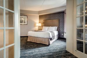 Voodi või voodid majutusasutuse Monte Carlo Inn Brampton toas