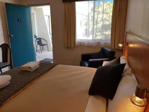 Postel nebo postele na pokoji v ubytování Peppercorn Motel