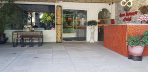 een patio met een tafel en stoelen voor een gebouw bij Cess Summer Boutique Hotel in Kalibo