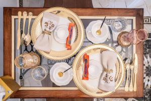 una mesa con platos y utensilios en una bandeja en USSR Apartment, en Bucarest