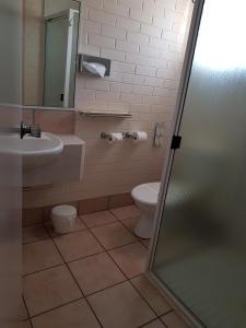 bagno con servizi igienici e lavandino di Peppercorn Motel a Clermont