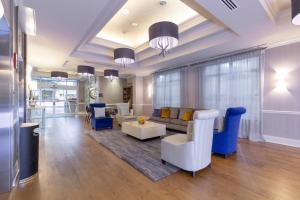 un soggiorno con divano e sedie di Holiday Inn Express Savannah - Historic District a Savannah