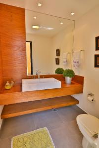 a bathroom with a white tub and a sink at Linda casa Costa do Sauipe, piscina, praia particular, muita natureza, Quintas F12 in Costa do Sauipe