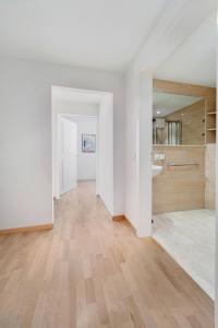 une chambre blanche vide avec lavabo et miroir dans l'établissement LOGA ELEGANCE APARTMENT Skyline 1 - St. Moritz, à Saint-Moritz