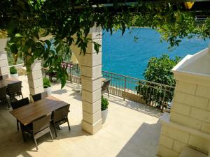 eine Terrasse mit einem Tisch und Meerblick in der Unterkunft Guest House Villa Maslina Neum in Neum