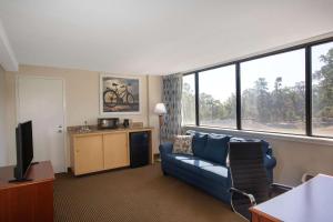 Zona d'estar a Days Inn & Suites by Wyndham Tallahassee Conf Center I-10