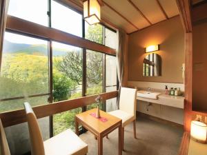 Χώρος καθιστικού στο Yugawara Onoya Ryokan