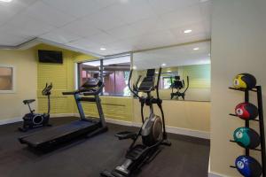 Fitnes centar i/ili fitnes sadržaji u objektu Days Inn & Suites by Wyndham Tallahassee Conf Center I-10