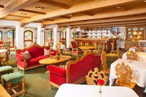 a restaurant with red chairs and tables and a bar at Christiania Lodge in Vail