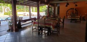 
Um restaurante ou outro lugar para comer em Pousada Atelier Aly da Costa

