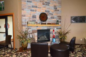a living room with a fire place and a fireplace at Cobblestone Inn & Suites - Lake View in Lake View