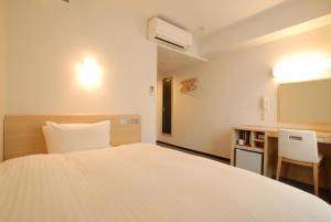 京都四條堀川 AB 飯店房間的床