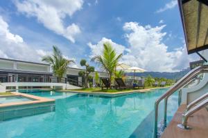 vista para a piscina num resort em The La Valle'e Resort em Khao Lak