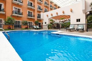 Бассейн в Holiday Inn Express - Monterrey - Tecnologico, an IHG Hotel или поблизости