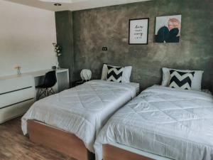 Postel nebo postele na pokoji v ubytování The Peem Hotel