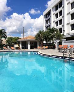 Басейн в Holiday Inn Express Hotel & Suites Miami - Hialeah, an IHG Hotel або поблизу