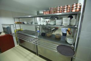 Kuchyň nebo kuchyňský kout v ubytování Rouba Residency Hotel