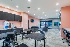 Kuchyň nebo kuchyňský kout v ubytování Scottish Inns & Suites Houston, TX