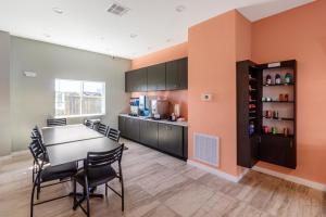 Kuchyň nebo kuchyňský kout v ubytování Scottish Inns & Suites Houston, TX