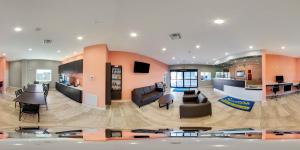 休斯頓的住宿－Scottish Inns & Suites Houston, TX，大楼内一个带沙发和椅子的大型大堂