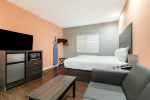 TV a/nebo společenská místnost v ubytování Scottish Inns & Suites Houston, TX