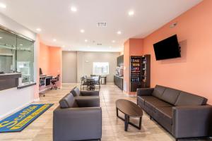 TV a/nebo společenská místnost v ubytování Scottish Inns & Suites Houston, TX