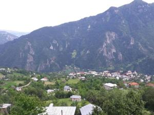 Vista generica sulle montagne o vista sulle montagne dall'interno dell'affittacamere