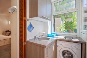 Kitchen o kitchenette sa Studio Pointe Croisette with garden, parking & aircon near the beach