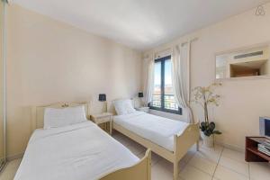 Spacious 3BR central - 8 pax - 2 mn from Croisetteにあるベッド