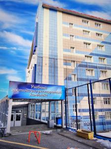 un edificio con una señal delante de él en Uchebnaya Hotel, en Vladivostok