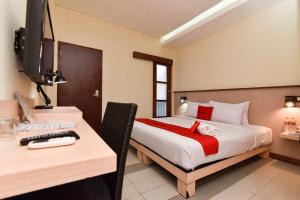 Postel nebo postele na pokoji v ubytování RedDoorz near Legian Street + 28 fotografií
