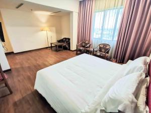 Rúm í herbergi á Crystal Crown Hotel Harbour View, Port Klang