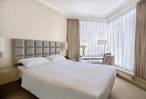 Uma cama ou camas num quarto em The Kowloon Hotel