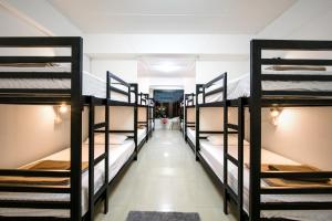 Krevet ili kreveti na sprat u jedinici u okviru objekta Sindy's Hostel
