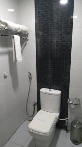 Koupelna v ubytování Rouba Residency Hotel