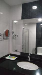 Ein Badezimmer in der Unterkunft Rouba Residency Hotel