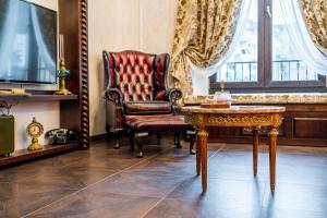 ブカレストにあるPrivate Museum Apartment with Antique Decorの椅子とテーブルのあるリビングルーム +41枚の写真