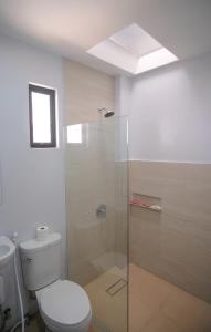 Bilik mandi di Santa Fe Beach Club +16 gambar