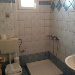 コリノスにあるHotel Akrogialiのバスルーム(トイレ、洗面台付)